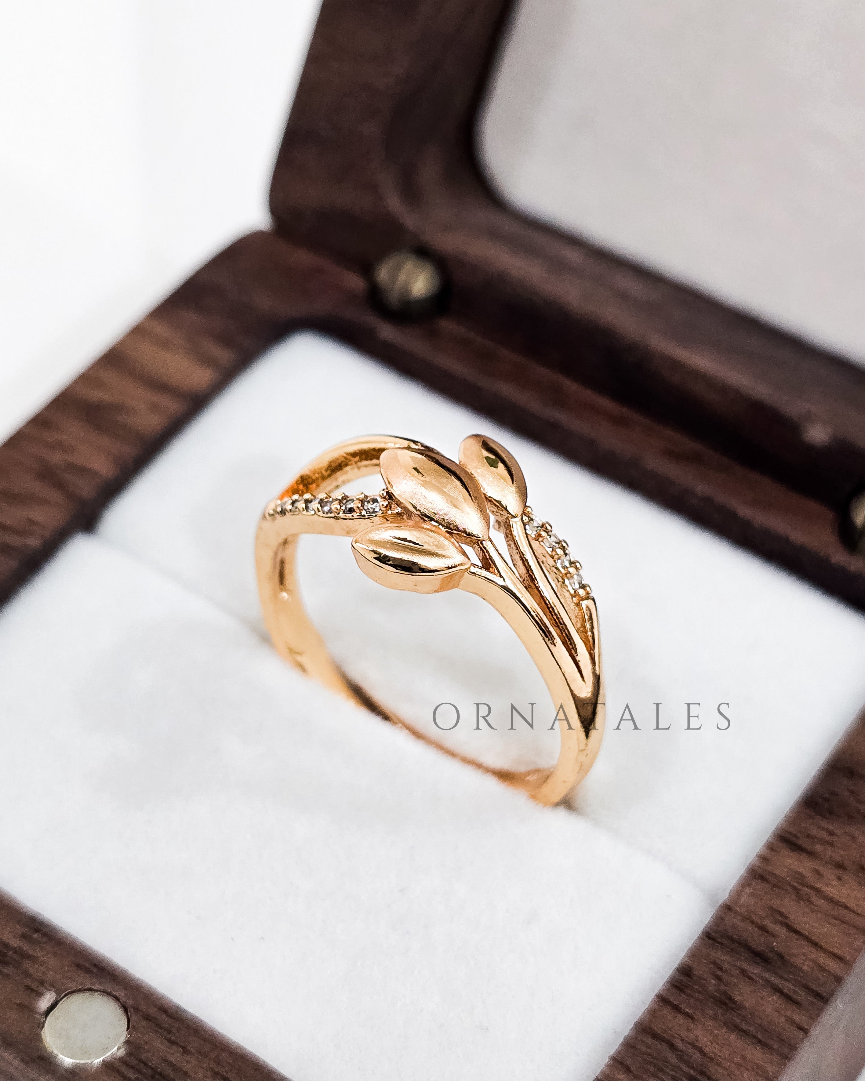 Gold plated adjustable ring with zircon stones and engraved pattern