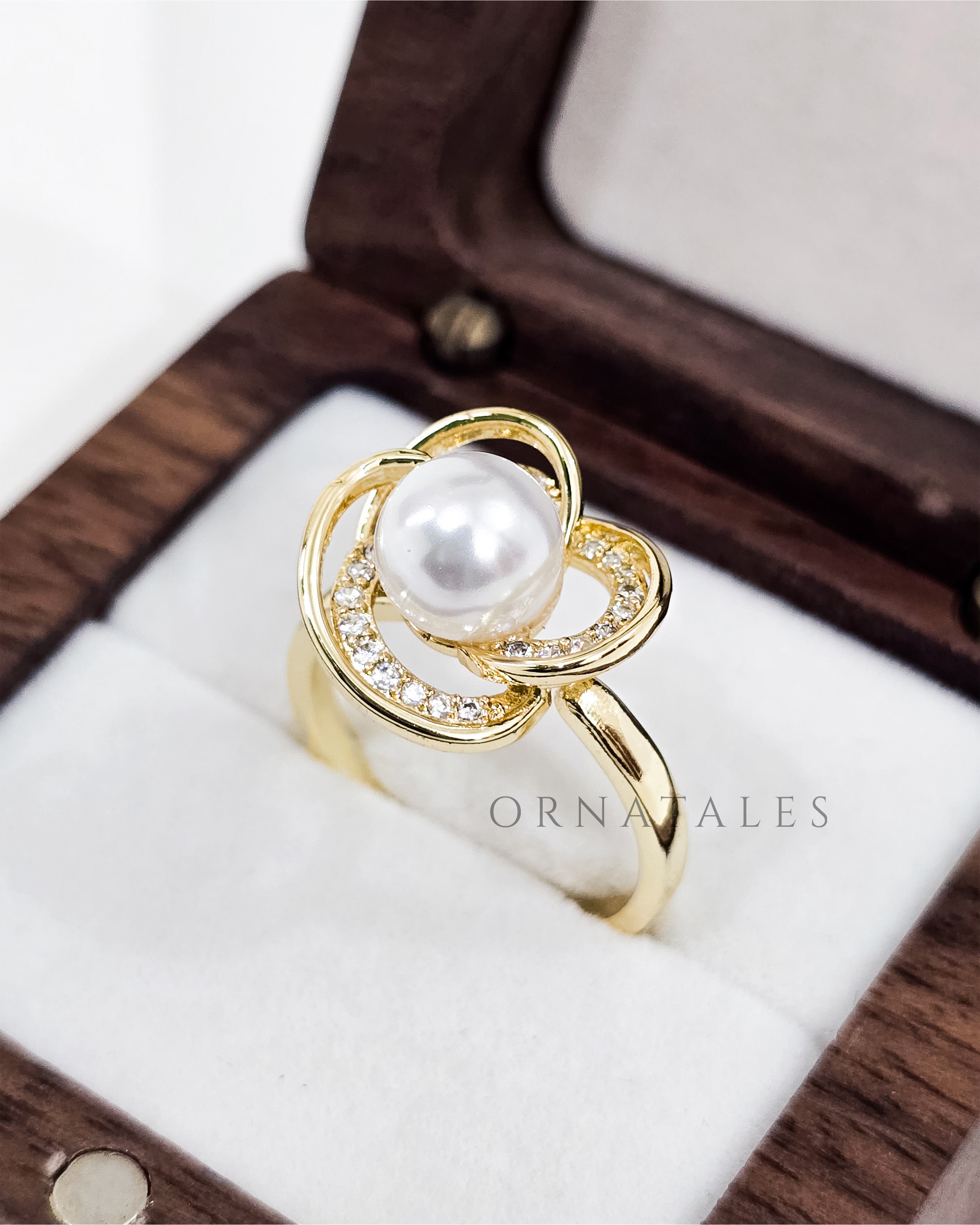 Gold plated adjustable ring with zircon stones and engraved pattern